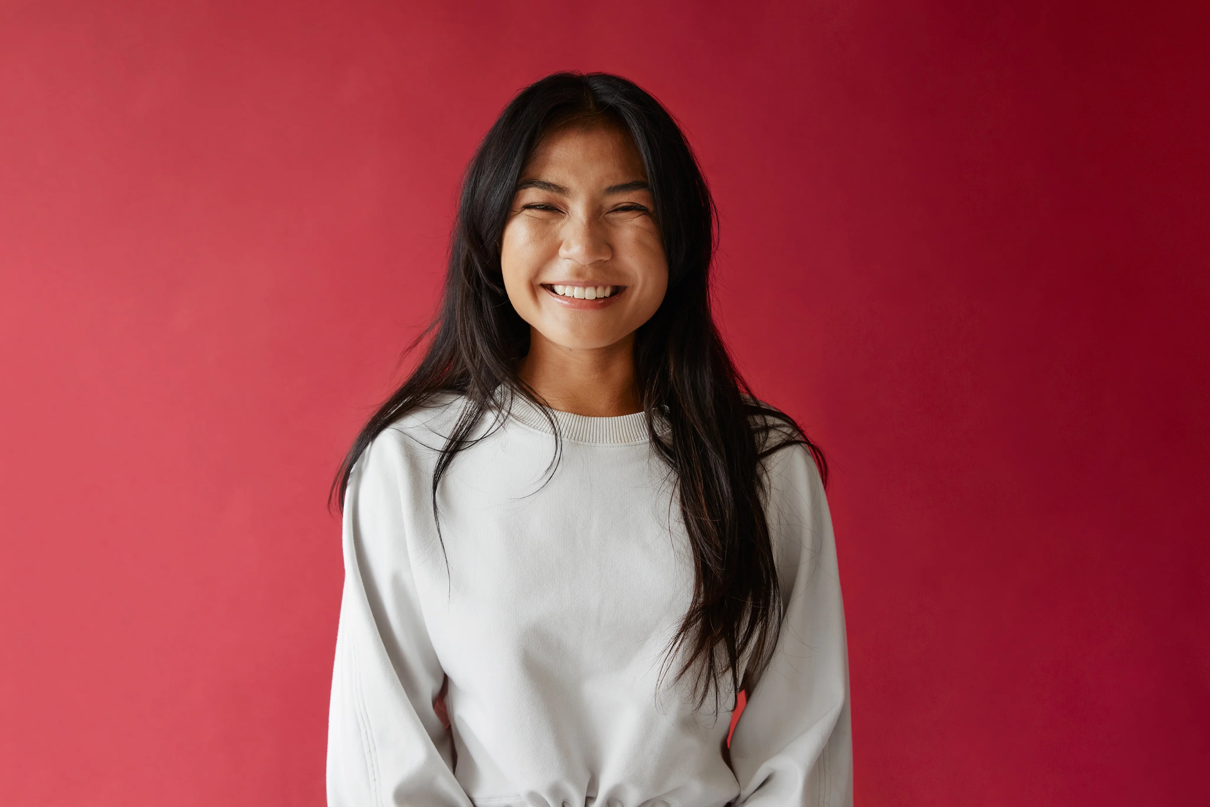 files/bright-smile-in-front-of-red-background.webp